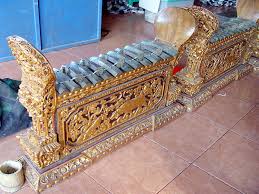 Enam buah lubang tersebut berfungsi untuk mengatur nada saat dimainkan pemainnya, dimana pemain akan meniup lubang paling ujung seruling. Ini 5 Alat Musik Tradisional Bali Terkenal Itu Apakah Anda Sudah Tahu