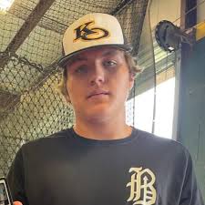 Pitcher golpeado en cabeza poncha a siguientes bateadores