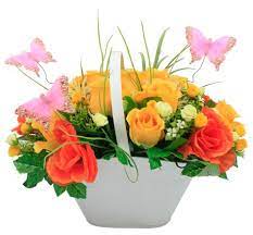 Centro De Mesa Con Base Metalica Blanca Arreglo De Flores Color Amarillo Y Naranja Manuali Basket Flower Arrangements Flower Arrangements Floral Arrangements