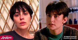 Demi moore's hair is so long, it rests on the table she's standing next to. Demi Moore S Daughter Tallulah Willis Channels Her Mom S Iconic Short Ghost Haircut