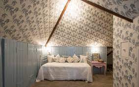 Lorsque la famille s'agrandit, lorsque son. Comment Tapisser Des Plafonds Mansardes Ou Pentus Blogue Inspiration Papier Peint Des Annees 70