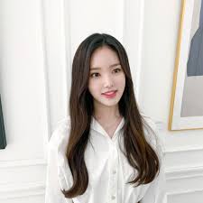 Leader, dancer utama, vokalis, rapper ulang tahun: 10 Potret Lee Soojin Weeekly Idol Rookie Dengan Bakat Dance Memukau