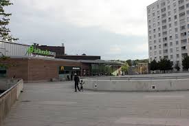 Frölunda torg erbjuder ett fantastiskt brett utbud med shoppingmöjligheter i 200 butiker. Frolunda Torg I Goteborg Rymligt Inomhuskopcenter Med Fler An 200 Butiker Och 30 Matstallen Go Guides