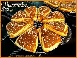 Laugenecken Mit Sesam Laugengeback Laugenecken Laugenbrotchen Laugenbrotchen Laugenecke Rezepte