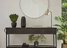 However, decorating a console or entry table can be a daunting task if you don't know some basic steps to help you create a display that you'll love to 3 front entryway decorating ideas for any style and season. Tips For Decorating A Console Table In An Entryway