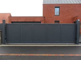 Portail Coulissant Grande Longueur En Aluminium Plein Soude Et Thermolaque Deplacement Late Portail Aluminium Portail Coulissant Portail Aluminium Coulissant