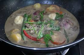 Kami syorkan anda makannya dengan nasi beriyani. Daging Masak Kurma Azie Kitchen