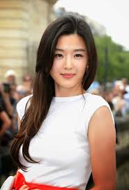 Bagi kamu yang memiliki bentuk wajah oval, kamu bisa berbangga karena wanita yang memiliki wajah hati akan terlihat sangat manis dan lucu, untuk itu ketika kamu ingin memotong rambut menggunakan model rambut pendek sesuai bentuk wajah. Model Terbaru 18 Potongan Rambut Segi Panjang Wajah Oval