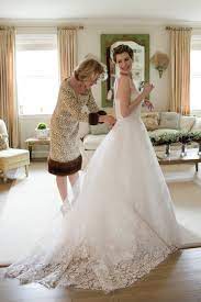 Auch die preiswerten modelle von bridesire können zu jeder zeit überzeugen! Brautkleid Kaufen Designerware Oder Ein Kleid Von Der Stange
