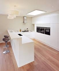 Cuisine En U Blanche Avec Bar Et Sol En Parquet En Bois Cuisine Moderne Cuisine En U Cuisines Design