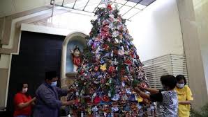 Penasaran seperti apa pemotretan natal ala keluarga ruben onsu dari tahun ke tahun? Pohon Natal