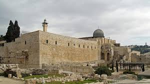Masjidil aqsa terletak di sebelah selatan. Bentrokan Pecah Gara Gara Ratusan Yahudi Paksa Masuk Masjid Al Aqsa Global Liputan6 Com