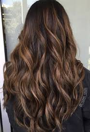 «si la cliente souhaite que les mèches soient discrètes, je griffe légèrement les racines et parsème les mèches éclaircies avec des séparations. Epingle Sur Hair Cut Colors