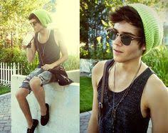It is quite stylish to pull your curly hair back so the beanie pulls down over your forehead. Pinterest Sverige