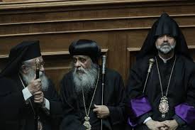 Μια διαδικασία παράλληλη με την διαρκή ιερά σύνοδο. Iereas Bgazei Fwtografies Me To Smartphone Sth Boylh Kai Ginetai Viral Ta Nea