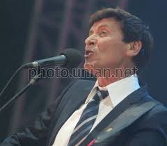 Открыть страницу «morandi music» на facebook. Photo Gianni Morandi Unian