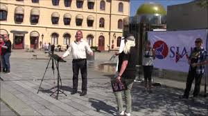 Stemningen på strømsø torg utviklet seg til å bli veldig amper da politiet grep inn og. Sian No
