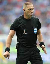 Javier pinola desafió a néstor pitana en pleno partido y las cámaras lo agarraron. Referee Nestor Pitana Look On During The 2018 Fifa World Cup Russia Fifa World Cup Nestor Fifa