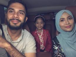 Mengisahkan percintaan seorang artis dengan seorang wanita biasa yang penerima tentangan daripada peminat. Cekelat Tak Semanis Honey Telemovie Astro