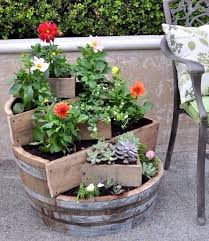 Blumenbeet Aus Fass Bauen Anleitung Garten Ideen Pflanzen Diy Gardening