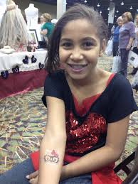 Henna tattoos are to go for in case you wish to try some designs before getting the same tattoo and not only. Hello Kitty Glitter Tattoo Partiesonpurpose