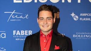 On the seventh season of the show, for the first time in the show's history, the voice kids added a fourth coach, douwe bob. Douwe Bob Has A New Girlfriend Sclate