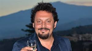 È nato il 18 maggio 1966 a roma nel quartiere di dragona ma ha origini siciliane ed è sempre stato soprattutto un attore teatrale, ma nel 1998 la sua partecipazione alla fortunata fiction un medico in famiglia gli offre il meritato. Rbefdck5hawfkm