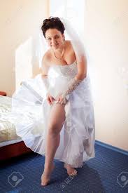 Hast du ein trägerloses hochzeitskleid? Schone Brunette Braut Im Hochzeitskleid Tragen Ein Strumpfband Lizenzfreie Fotos Bilder Und Stock Fotografie Image 31328330