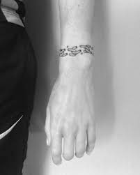 The first bracelet tattoo we have to show you is bold and stylish. Broken Chain Bracelet Tattoo Tattoogrid Net
