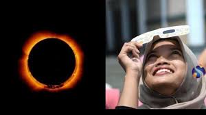 Gerhana matahari adalah peristiwa terhalangnya cahaya matahari oleh bulan sehingga tidak semuanya sampai ke bumi. Jadwal Lengkap Penampakan Gerhana Matahari Cincin Hari Ini Simak Tata Cara Sholat Kusuf Dzikir Doa Tribunnewsmaker Com