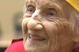 Una abuela festejó sus 103 años disfrazada de mujer maravilla.