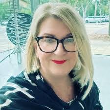 Margo Leach's Instagram, Twitter & Facebook