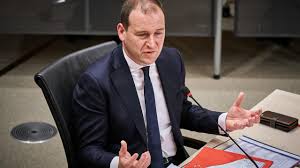 Zo kan de kamer de regering niet goed controleren. Rutte And Hoekstra Are Going To Talk To Parents Who Are Victims Of Allowance Teller Report