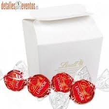 Pues no te pierdas esta receta de bombones de chocolate con crema de cacahuete. Cajas Con Bombones Originales Cajas Blancas Con Bombones Para Regalar A Los Invitados Detalles Bodas Regalos Baut Regalos Bautizo Detalles Comunion Regalos