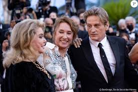 Plus de 200 métiers avec un emploi à la clé, dans des secteurs… lire l'article l'aventure du vivant, le tour. Catherine Deneuve Emmanuelle Bercot Benoit Magimel Montee Des Marches Du Film De Son Vivant Lors Du 74eme Festival International Du Film De Cannes Le 10 Purepeople