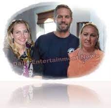 Es el hermano menor de paul walker, caleb walker, ashlie walker y amie walker. Paul Walker With His Sister Ashlie And His Mother Cheryl Paul Walker Paul Walker Pictures Paul Walker Photos