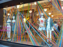 This Photo Uses Diagonal Lines To Direct Your Eyes To Different Parts Of The Display It Star Window Display Retail Summer Window Display Store Window Displays
