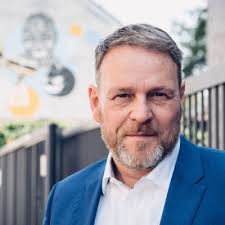 STRATEGIS übernimmt Quartiersmanagement in Hamburg „Eine lebenswerte  Immobilie und ihre Wertsteigerung ist weit mehr als die Summe ihrer  Quadratmeter und der Mieten“ Heute haben wir eine Begehung…