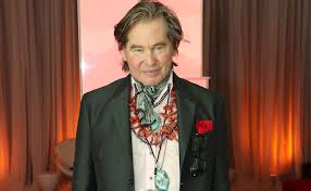 Val kilmer is an american actor most famous for his involvement in movies including ' real genius', 'top gun', 'batman forever' and 'red planet' among others. Actor Val Kilmer Opens Up About Battle With Cancer In New Memoir