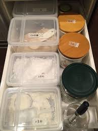 100円商品で 粉物 砂糖 塩 小麦粉 片栗粉の保存 収納 のんびりシンプルライフ non troppo 小麦粉 保存 砂糖 保存 システムキッチン 収納 引き出し
