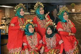 Baju adat ini dibuat dari kain tenun khas sabu raijua yang paling banyak diminati dan dikenal masyarakat indonesia. Baju Pengantin Adat Bugis Hijab Desain Blog Baru