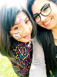 No puedo tener mejor maestra en la vida que ella; todos los días al  levantarse me demuestra que cualquier obstáculo mío no se compara a ninguno  de ella, me enseña que el