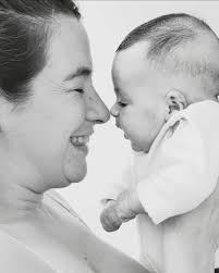 Este pequeño gran choque de puños no es solo un saludo; es el sello de un  amor incondicional que acaba de comenzar. Han pasado 60 días , y ya somos  el mejor