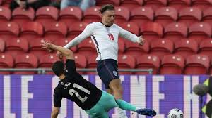 Gelandang timnas inggris, jack grealish (kanan) coba mempertahankan bola dari gangguan bek austria stefan lainer dalam laga persahabatan jelang euro 2020 di stadion riverside, middlesbrough, kamis (3/6/2021) dini hari wib. Inggris Vs Austria Jack Grealish Menjelma Cristiano Ronaldo