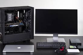 Ein computer fest eingebaut in den schreibtisch und das innenleben beleuchtet sichtbar unter einer glasplatte. Pc Fur Fotografen Grundlagen Und Anforderungen Fotoespresso