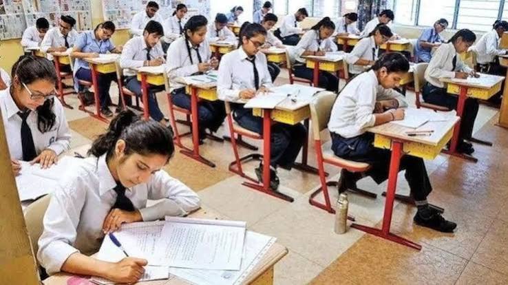 CBSE का बड़ा फैसला... अब 9वीं में 3 भाषाएं पढ़ना होगा जरूरी, 1 जुलाई से नए नियम लागू - cbse three language formula class 9 compulsory from July 1 for 2026 27 batch update lcln - AajTak
