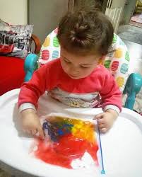kilitli posetin icine biraz su ve parmak boya konularak renklerin dagilmasi saglandi bebek oyun renkler bebek
