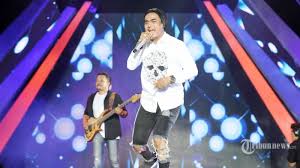 Download gugur bunga mp3 dan video streaming kumpulan lagu gugur bunga terbaru di mp3ampuh dengan format mp3 dan video gugur bunga full album download lagu. Download Mp3 Lagu Setia Band Gugur Bunga Lengkap Beserta Lirik Dan Video Klipnya Tribunnews Com Mobile