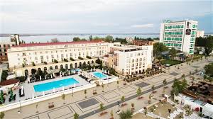 Dispune de mai multe restaurante, cluburi, baruri, un spa center modern. Hotel Iaki Conference And Spa Mamaia