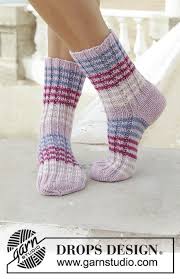 Discover free knitting patterns for socks, accessories, toys, hats, mittens, home décor and more. Gestrickte Socken Mit Rippenmuster Und Traditioneller Ferse Grosse 35 44 Die Ar Sock Knitting Patterns Knitted Socks Free Pattern Knitting Patterns Free Scarf